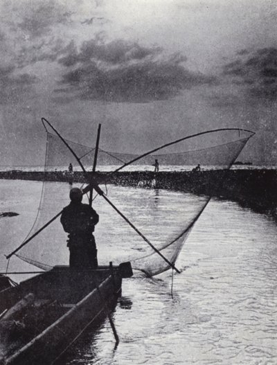 Un pescatore giapponese che tira la sua rete da American Photographer (after)