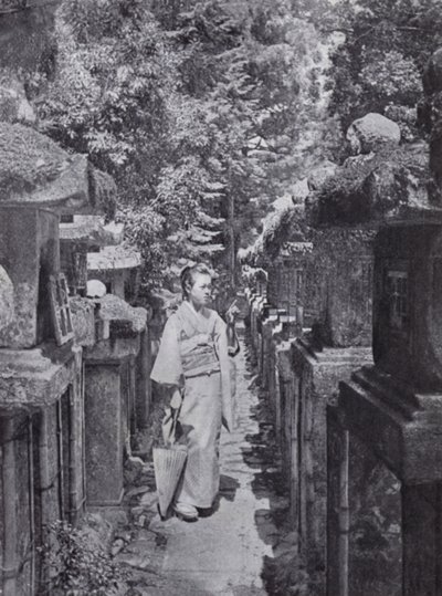 Una devota che conta le lanterne di pietra a Kasuga da American Photographer (after)