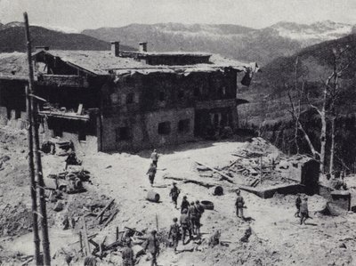 Truppe americane e francesi ispezionano le rovine del rifugio di Adolf Hitler a Berchtesgaden nelle Alpi Bavaresi, Seconda Guerra Mondiale, maggio 1945 da American Photographer (after)