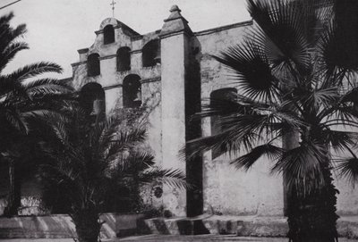 California: Campane della Missione San Gabriel, fondata nel 1771, sui pendii delle colline vicino a Pasadena da American Photographer (after)