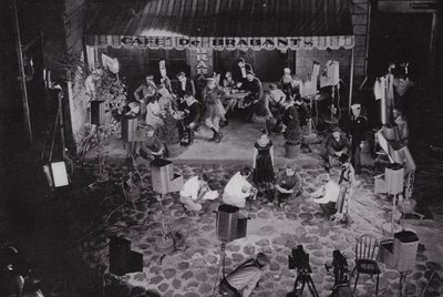 California: Hollywood, un "film" in produzione in uno dei tanti studi cinematografici vicino a Los Angeles da American Photographer (after)