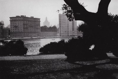 California: Oakland, Lago Merritt, nel cuore della città, circondato da grandi edifici e molte belle case da American Photographer (after)