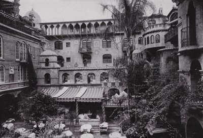 California: Riverside, Sala da pranzo del patio del Glenwood Mission Inn da American Photographer (after)