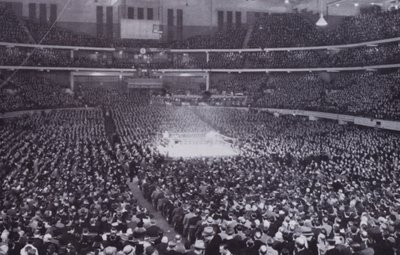 Chicago: Interno dello Stadio di Chicago durante una mostra di boxe da American Photographer (after)