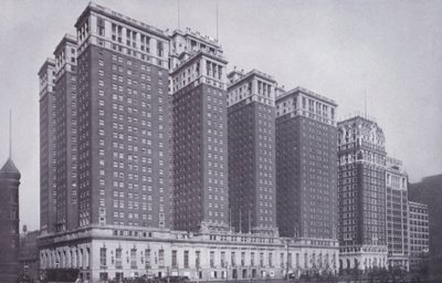 Chicago: Stevens Hotel, con Blackstone Hotel a Destra da American Photographer (after)