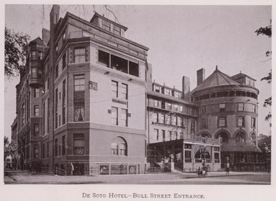 Hotel De Soto, Ingresso di Bull Street (foto in bianco e nero) da American Photographer (after)