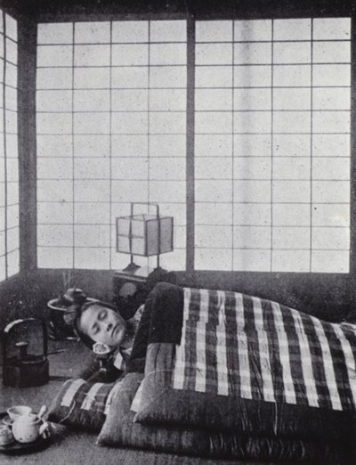 Ragazza addormentata tra trapunte imbottite con un cuscino di legno da American Photographer (after)