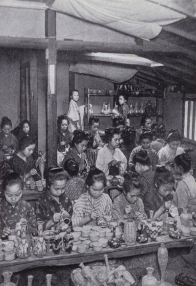 Ragazze che decorano ceramiche economiche da American Photographer (after)