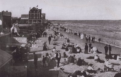 Old Orchard Beach, Maine: sulla spiaggia (foto b/n) da American Photographer (after)