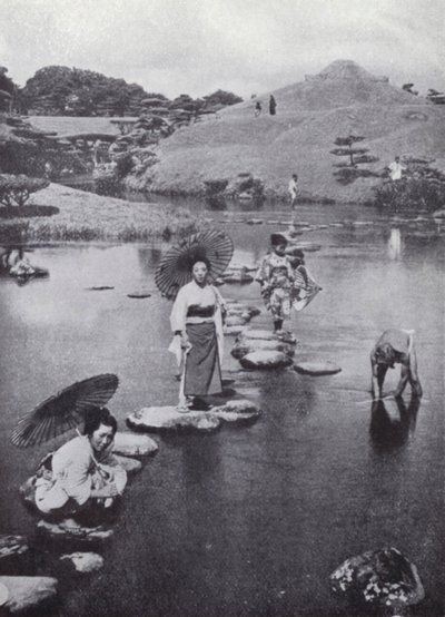 Pietre di passaggio nel piccolo lago a Kumamato da American Photographer (after)