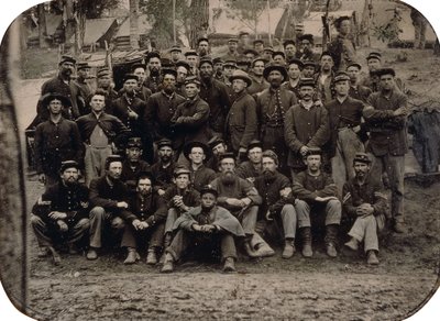 Una Compagnia Completa di Giubbe Blu nei Quartieri Invernali, c.1861-1865 da American Photographer