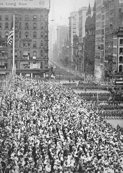 Una divisione degli Stati Uniti sfila per New York in direzione del campo di addestramento prima del servizio in Francia da American Photographer