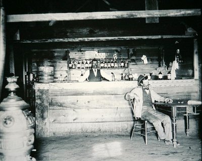 Un saloon nella contea di Albany, Wyoming, c.1890 da American Photographer