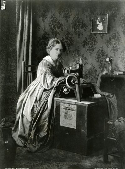 Pubblicità per le macchine da cucire brevettate Singer, 1899 da American Photographer