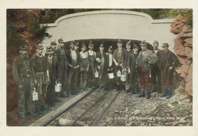 Minatori americani: Un gruppo felice, minatori che tornano dal lavoro da American Photographer