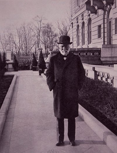 Andrew Carnegie fuori dalla sua villa sulla Fifth Avenue, New York da American Photographer
