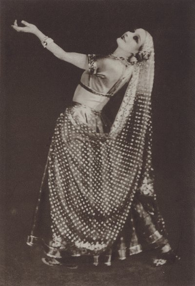 Ann Pavlova come Rhada in "Oriental Impressions" (foto b/n) da American Photographer