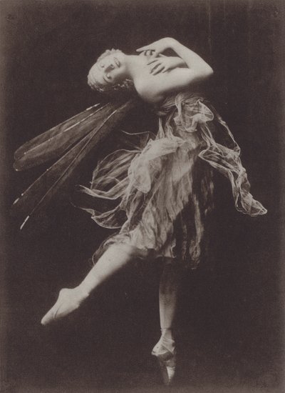 Anna Pavlova in La mosca del drago (foto b/n) da American Photographer