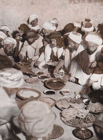 Abitanti di un villaggio arabo che consumano un pasto, Palestina (foto b/n) da American Photographer