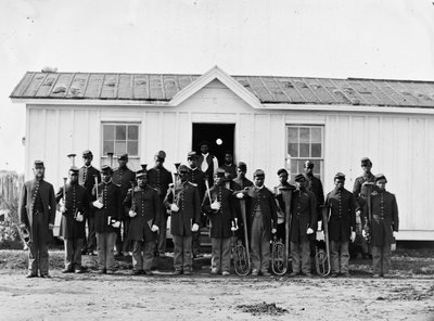 Arlington, Va. Banda del 107° Fanteria Colorata degli Stati Uniti a Fort Corcoran, 1865 da American Photographer