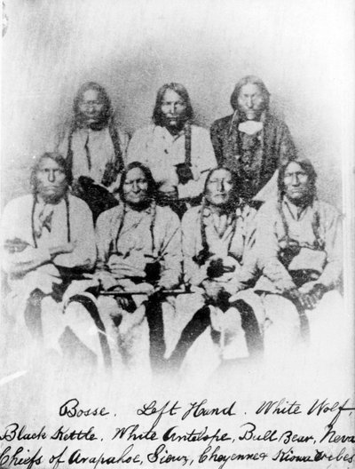Bosse, Left Hand, White Wolf, Black Kettle, White Antelope, Bull Bear, Neva: Capi delle tribù Arapahoe, Sioux, Cheyenne e Kiowa, c.1860-68 da American Photographer