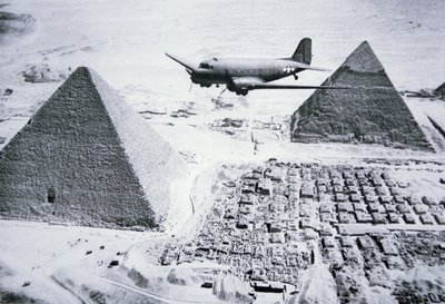 C-47 che vola sopra le piramidi d