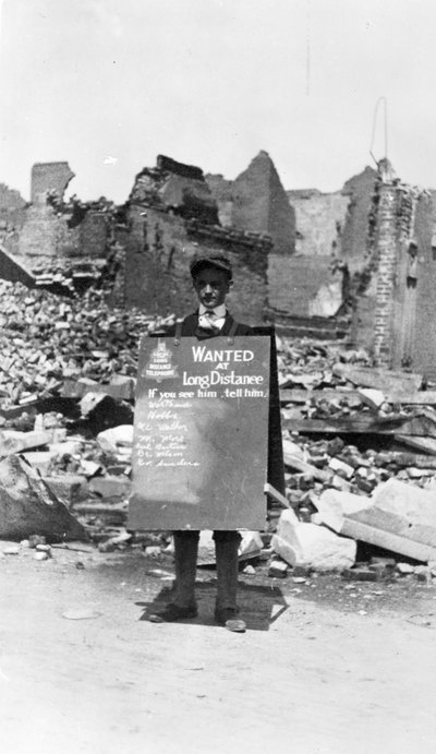 Ragazzo del telefono dopo la tempesta di Galveston, 1900 da American Photographer