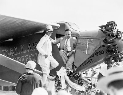 Capitano e Mrs. P Erwin alla presentazione del Dallas Spirit a Love Field, 6 agosto 1927 da American Photographer