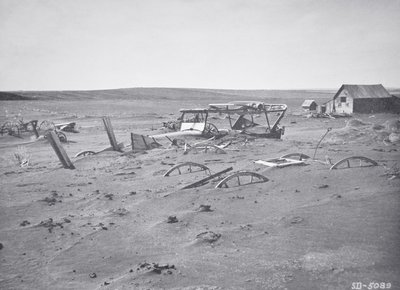 Auto e macchinari agricoli sepolti da polvere e sabbia, Dallas, South Dakota da American Photographer