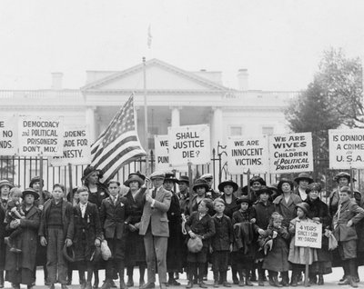 Bambini alla Casa Bianca che chiedono al Presidente il rilascio dei prigionieri politici, 1922 da American Photographer