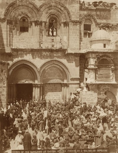Chiesa del Santo Sepolcro, Gerusalemme, con il cortile affollato di pellegrini riuniti per Pasqua, 1898-1911 da American Photographer