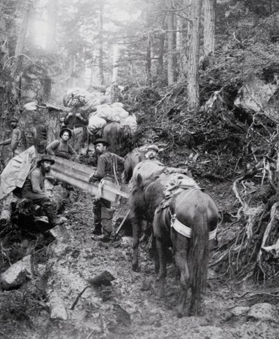 Scalare il sentiero Dyea sulla strada per il Passo Chilkoot durante la corsa all
