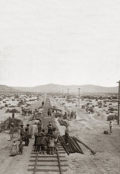 Costruzione nel 1869 delle Ferrovie del Pacifico Centrale - Nevada - Lavoratori che costruiscono le linee ferroviarie della Central Pacific Company per costruire la prima ferrovia transcontinentale nordamericana da American Photographer