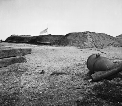 Mortaio confederato abbandonato a Fort Johnson, porto di Charleston, Carolina del Sud da American Photographer