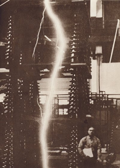 Scarica di un fulmine artificiale da un generatore di cinque milioni di volt (foto b/n) da American Photographer