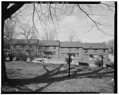 Lato est - Clark Howell Homes, Edificio J-1, 432 Venable Street, Atlanta, Contea di Fulton, GA da American Photographer
