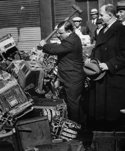 Fiorello La Guardia (1882-1947) distrugge slot machine confiscate da American Photographer