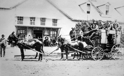 Diligenza del Vecchio West completamente carica, c.1885 da American Photographer