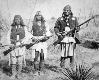 Geronimo e tre dei suoi guerrieri Apache da American Photographer