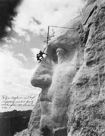 Gutzon Borglum ispeziona il lavoro su Washington al Monte Rushmore, 1932 da American Photographer