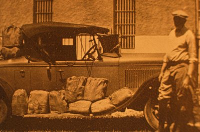 Prosciutti - pacchetti da sei bottiglie in paglia e carta per imbottitura in iuta, durante il proibizionismo da American Photographer