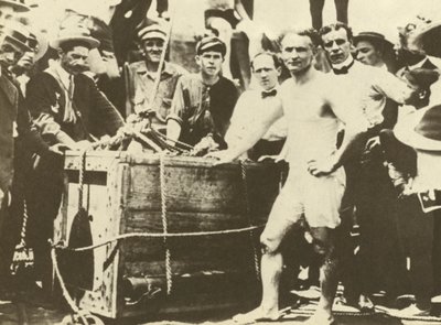 Harry Houdini viene calato nel fiume Detroit coperto di ghiaccio nel 1907 (foto b/n) da American Photographer