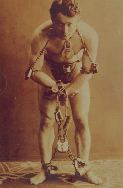 Harry Houdini in catene, c.1899 da American Photographer