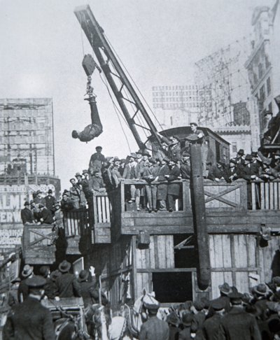 Houdini che scappa da una camicia di forza sospeso da una gru a New York da American Photographer