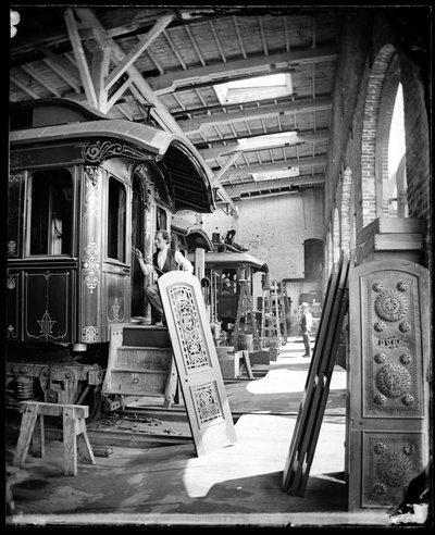 Vista interna di uomini che lavorano nella verniciatura della fabbrica di Pullman Palace Cars, si crede a Detroit, Michigan da American Photographer