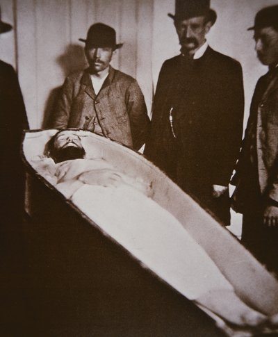 Jesse James nella sua bara dopo essere stato ucciso nel 1882 da American Photographer