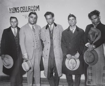 Joe Aiello (1891-1930) con i suoi scagnozzi in custodia della polizia da American Photographer