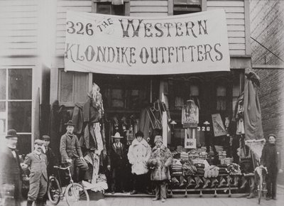 Negozio di forniture per il Klondike, Cordova Street, Vancouver 1897 da American Photographer