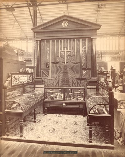 Esposizione della Kuffel & Esser, Main Building, Centennial International Exhibition, Philadelphia, 1876 da American Photographer