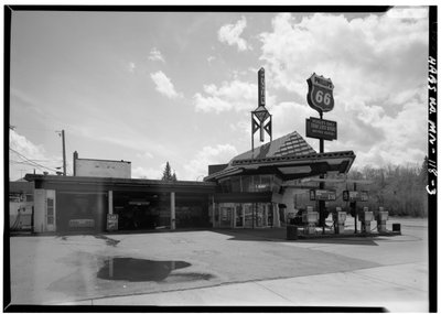 Stazione di servizio della Lindholm Oil Company, Cloquet, Minnesota (foto in b/n) da American Photographer